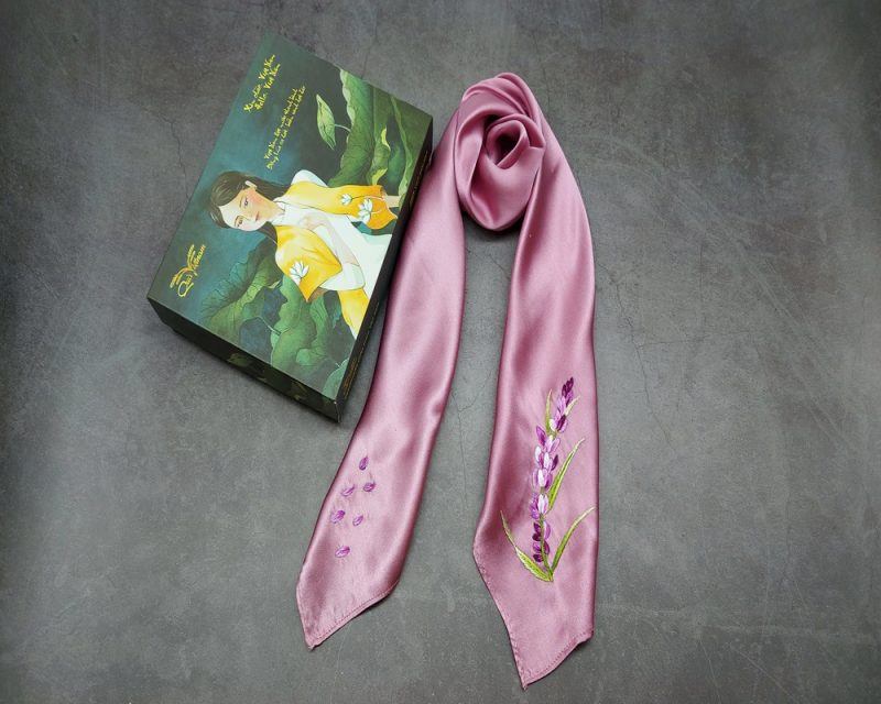 quà tặng đối tác nước ngoài khăn lụa thêu lavender hồng 2