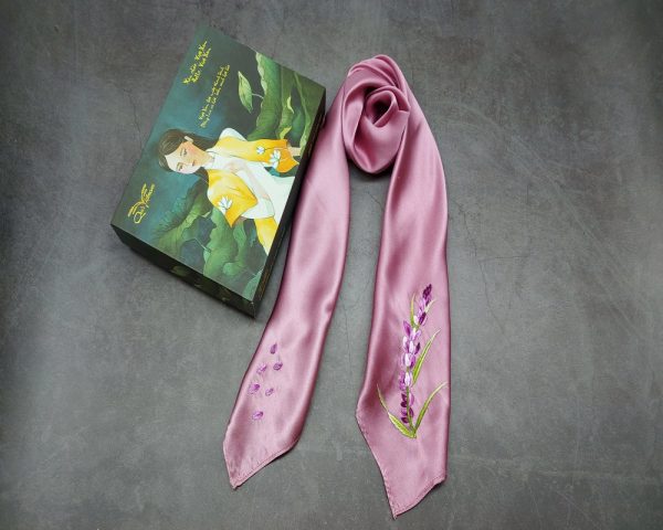 quà tặng ngoại giao khăn lụa thêu lavender hồng 2