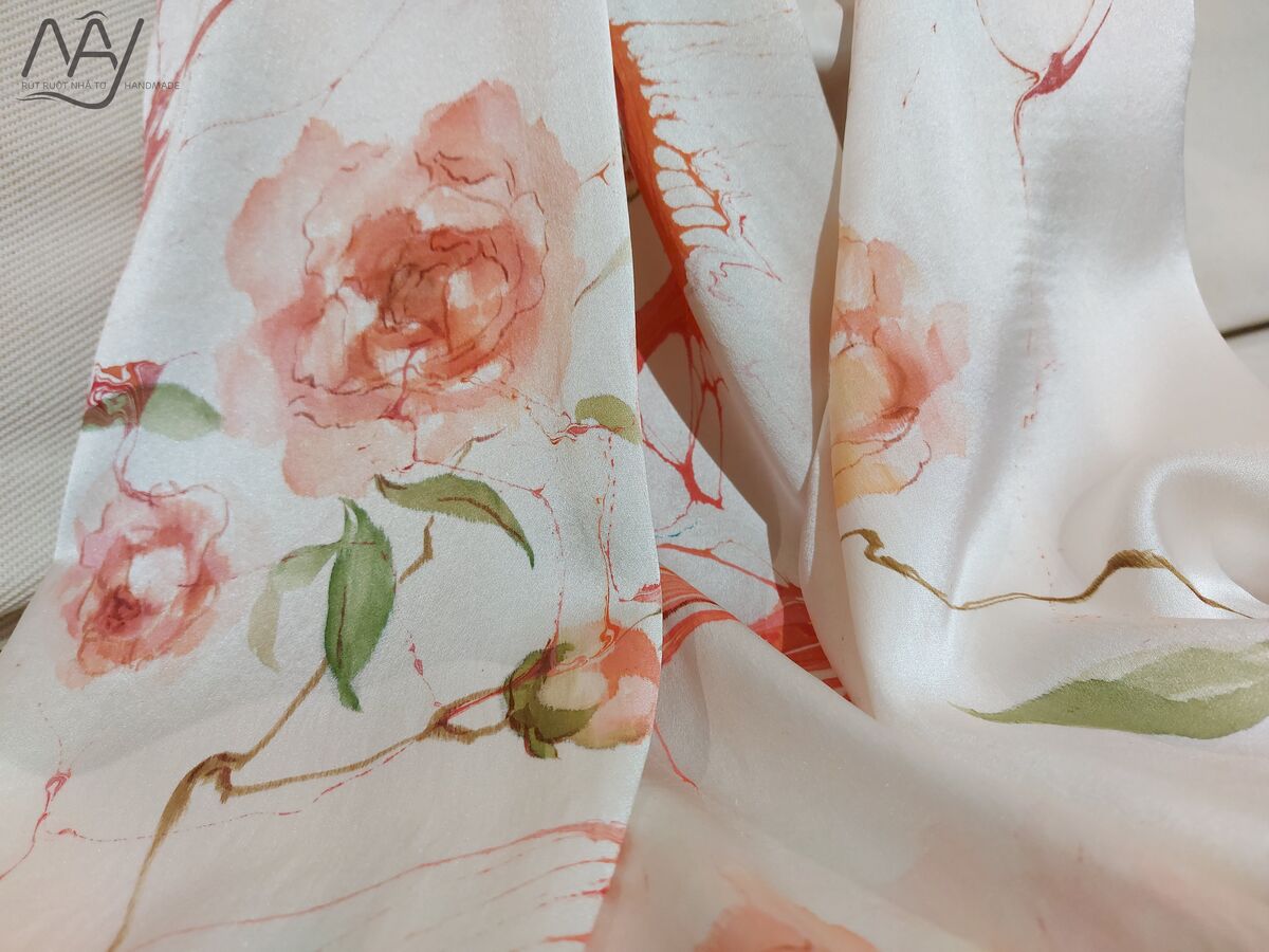 khăn lụa tơ tằm vẽ tay hoa hồng 1