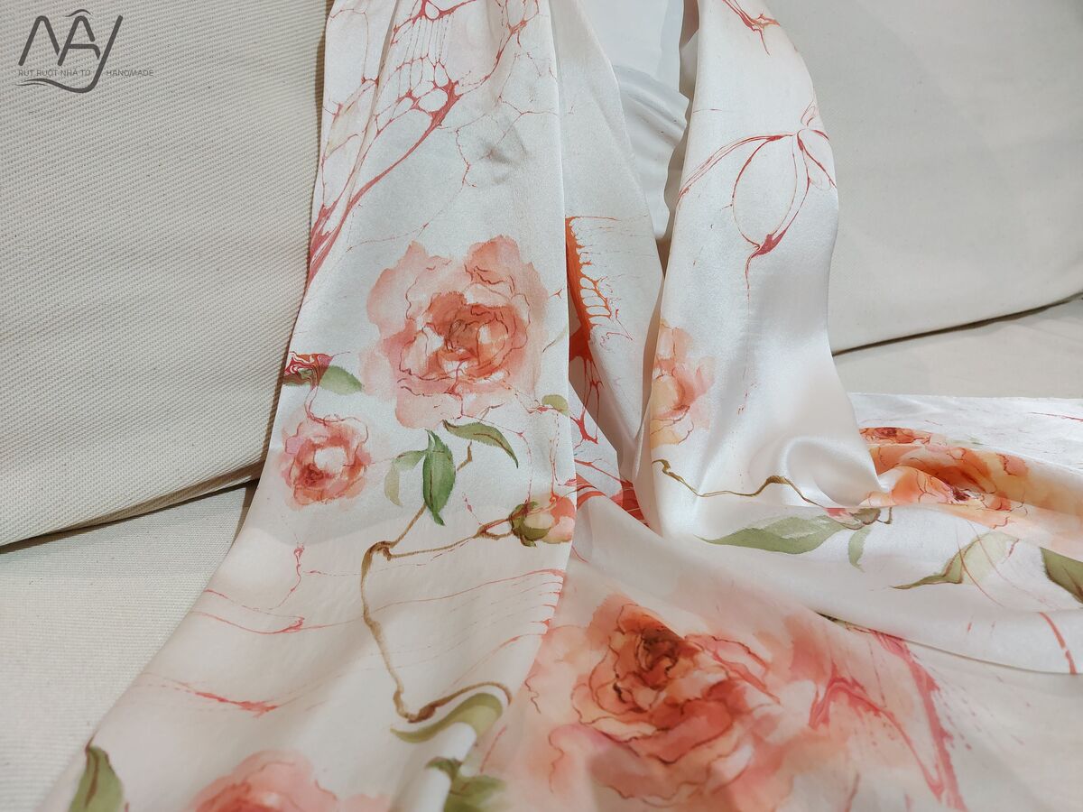 khăn lụa tơ tằm vẽ tay hoa hồng 3